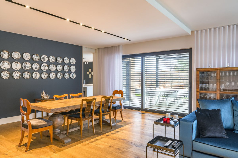 W jadalni doświetlonej oknami tarasowymi KRISPOL widać świąteczny nastrój