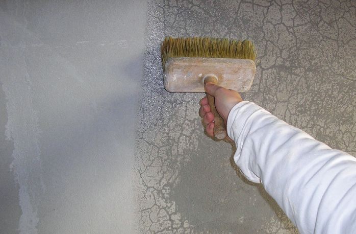 Wykańczanie ściany gładzią gipsową - gruntowanie podłoża