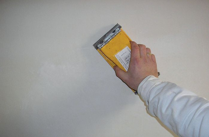 Wykańczanie ściany gładzią gipsową - wygładzenie powierzchni