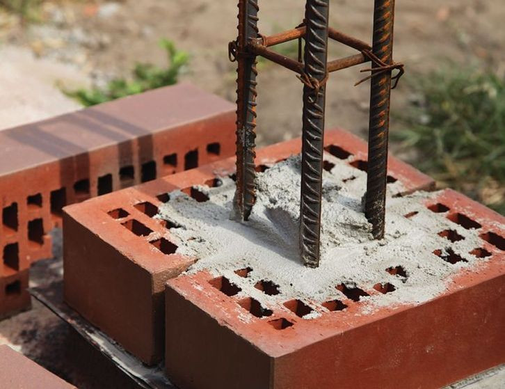 Słupy murowane z cegieł, od wewnątrz wymagają wzmocnienia w postaci metalowych prętów