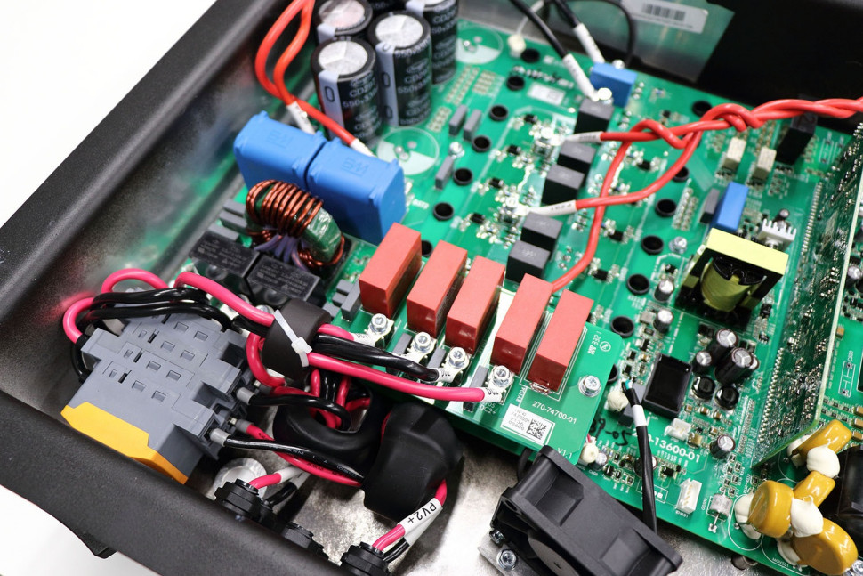 Falownik serii G2 i warystorowe ograniczniki przepięć T2 po stronie AC i DC