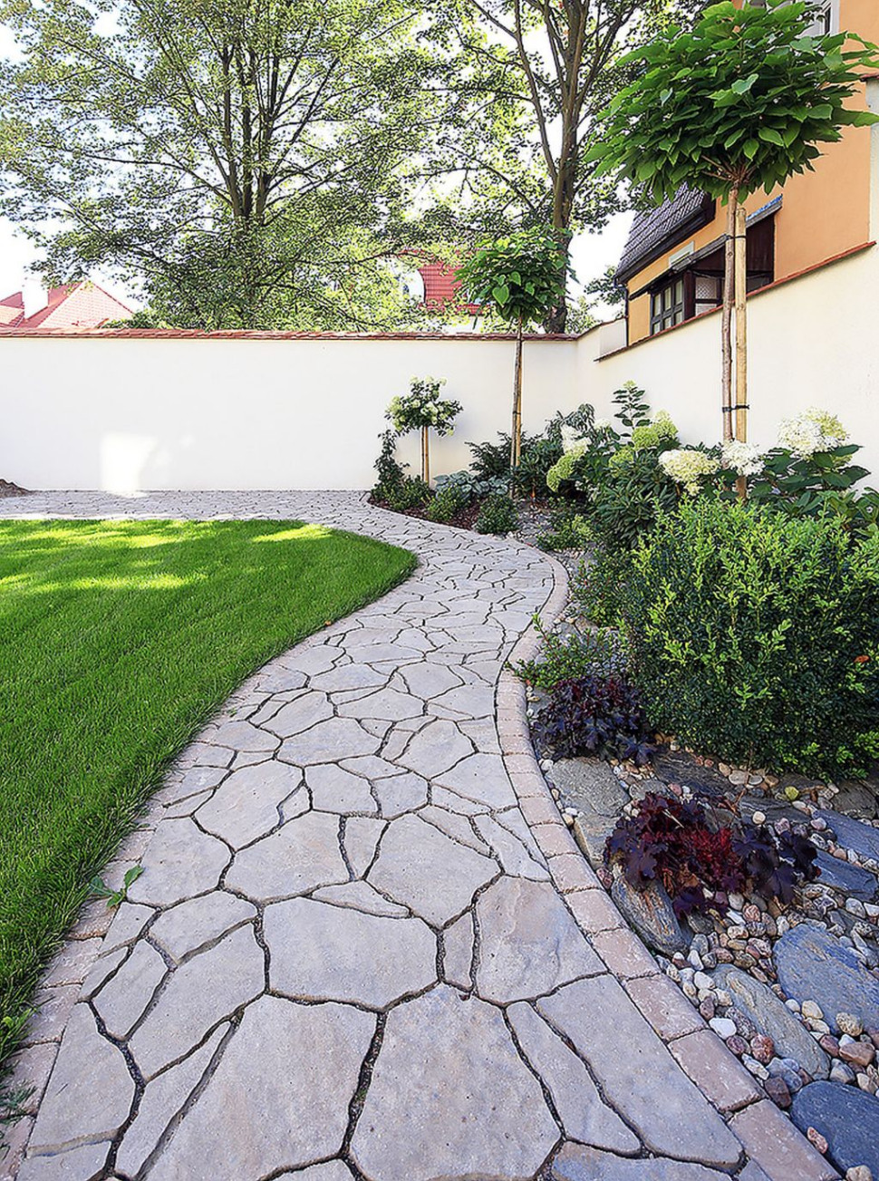 Alejka wokół domu ułożona z Kostki Polbruk Petra