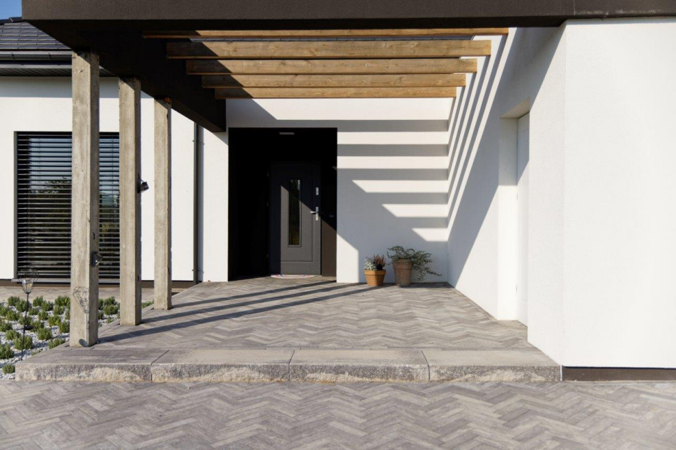 Prostokątna i smukła kostka betonowa Polbruk Metrik w strefie wejściowej do domu