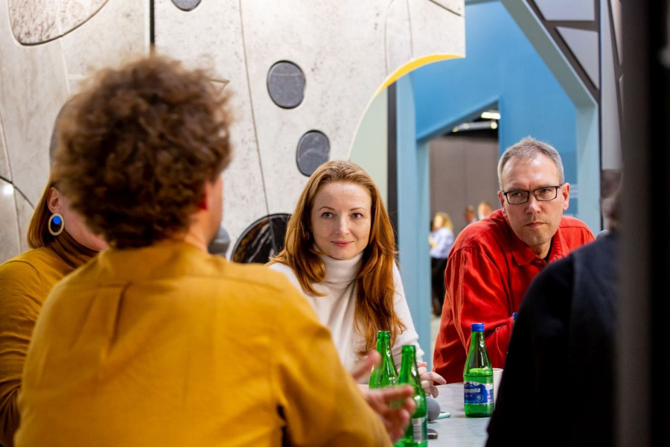 Uczestnicy panelu Równowaga w Architekturze na stoisku Cosentino