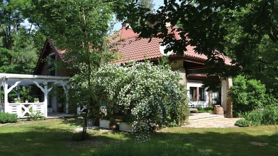 Zadaszony taras od wschodniej strony, z widokiem na ogród za domem