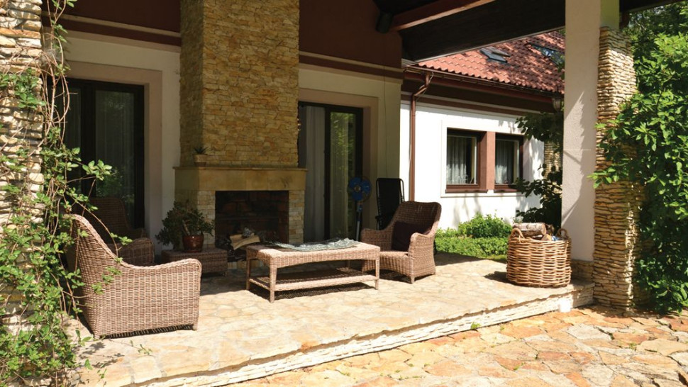 Taras z kominkiem, meble z rattanu