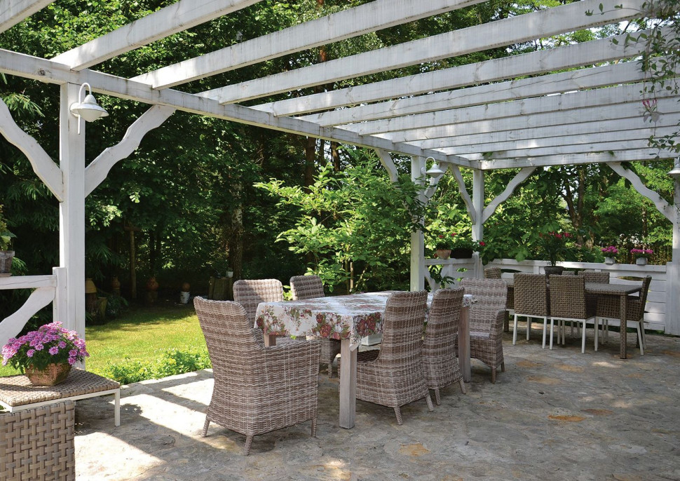 Jadalnia pod ażurową pergolą jest bardzo przestronna i funkcjonalna