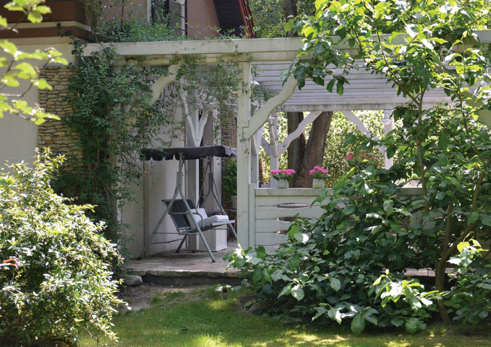 Jadalnię zacieniają pobliskie drzewa