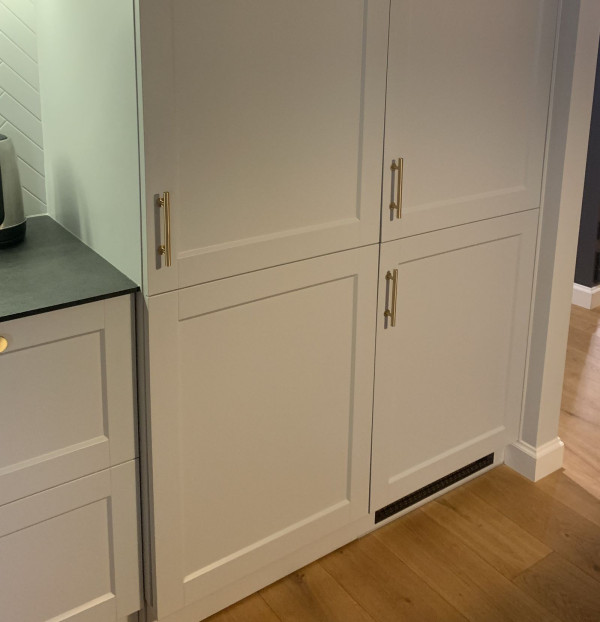 W wysokiej zabudowie zręcznie ukryto wejście do spiżarni i lodówkę