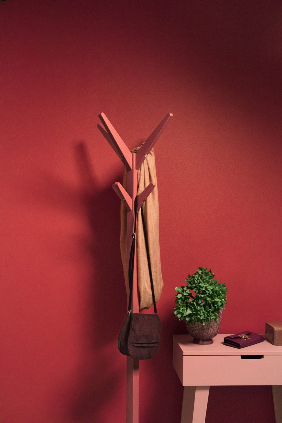 wieszak przemalowany emalią Beckers Designer Universal w odcieniu Red Deluxe