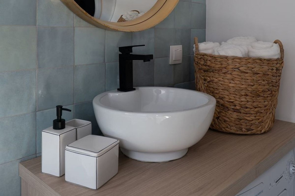 Czarna bateria i biała umywalka