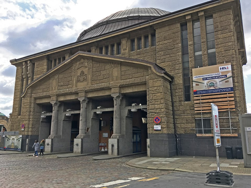 Zabytkowy budynek z kopułą, w porcie St. Pauli Landungsbrücken po stronie północnej