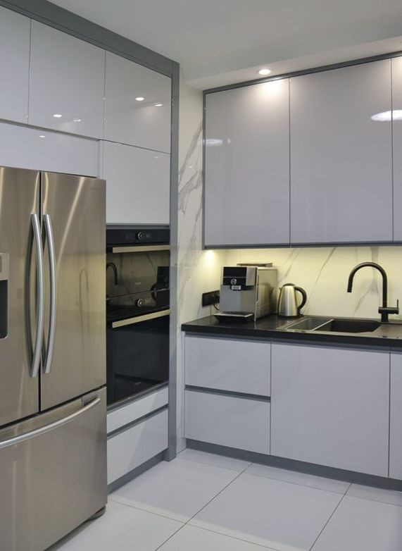 W dobudowanej wnęce stanęła wysoka zabudowa i urządzenia kuchenne