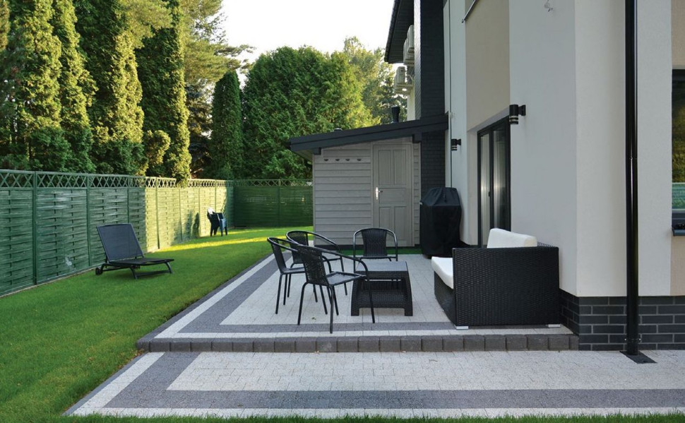 Taras z betonowej kostki z granitową posypką