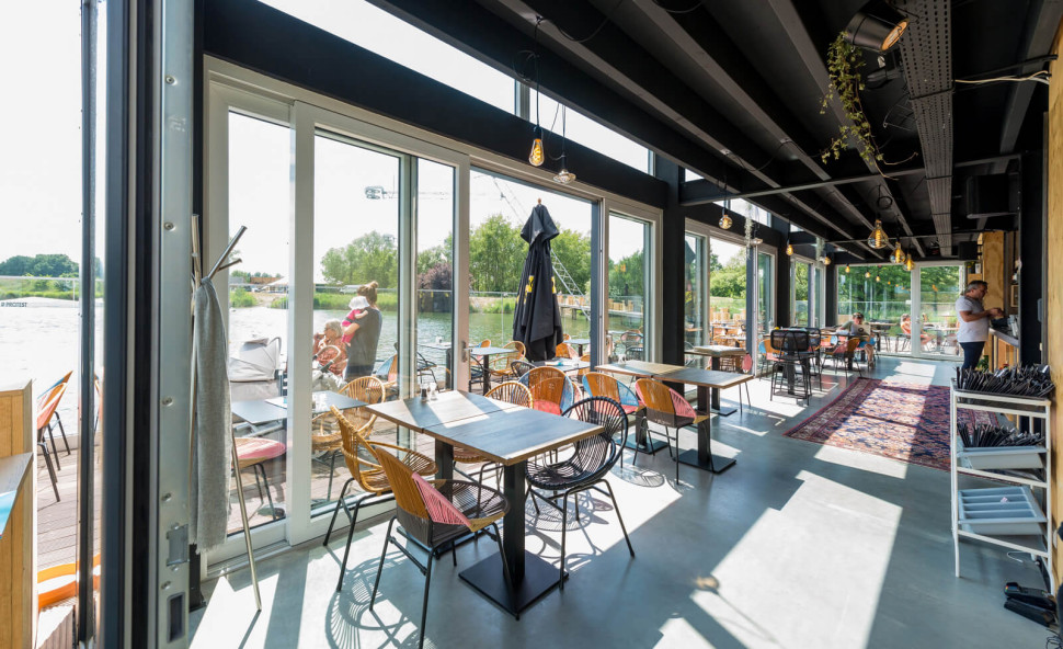 Do nowej linii aMOTION dołączają innowacyjne drzwi przesuwne aSLIDE, łączące wyjątkowo łatwe użytkowanie ze szczelnością termiczną i akustyczną.