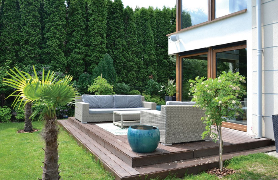 Przy frontowej wschodniej elewacji (przy narożniku z salonem) zbudowali z desek kompozytowych najszerszy fragment tarasu