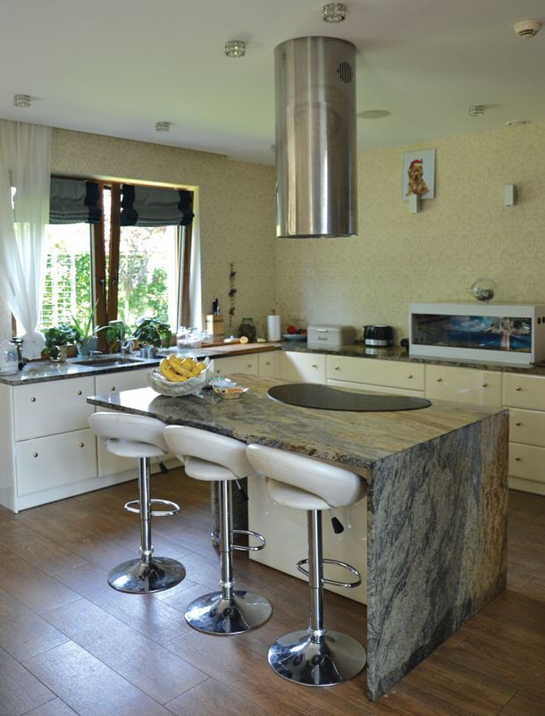 Obszerna wyspa z granitowym blatem