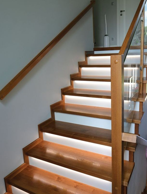 Schody drewniane z podświetleniem