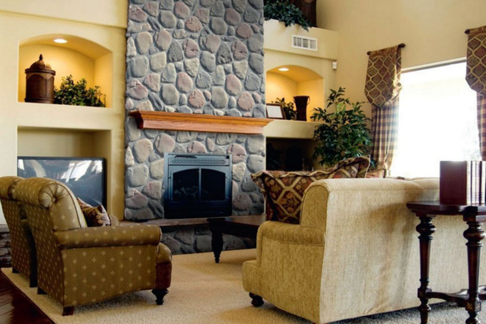 Kamień dekoracyjny na fragmencie ściany z kominkiem