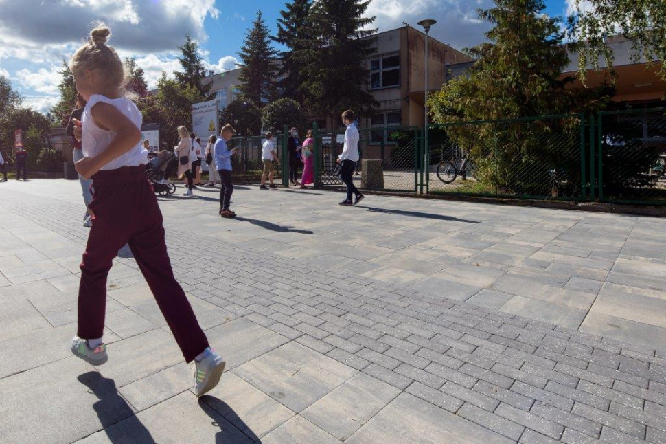 Chodnik przed szkołą wykoany z płytek Polbruk MultiComplex