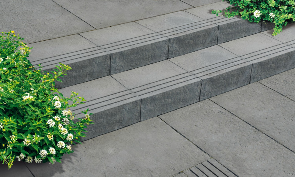 Fot. Semmelrock, stopień Bradstone Blue Lias, kolor marengo