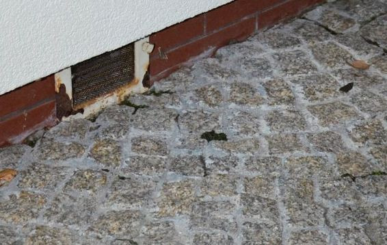 Kanał nawiewny (z rury PVC) skierowany na wschód, zakończono żaluzjową kratką