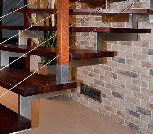 Grawitacyjną cyrkulację ciepła ułatwiają obszerne kratki i szeroka ażurowa klatka schodowa