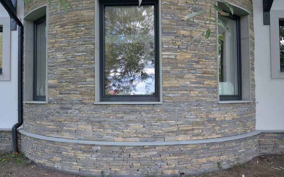 Półokrągły ryzalit ozdabia północną ścianę budynku