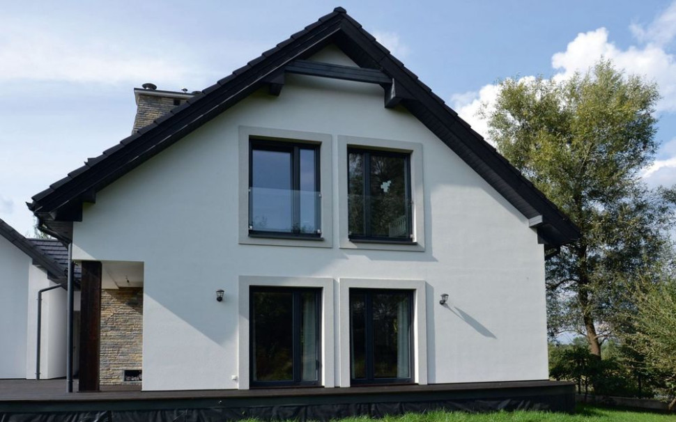 Na wełnie i siatce ułożono tynk silikonowy, albo okładzinę z kamienia