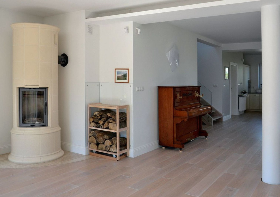 Nowoczesny kaflowy piec kominkowy w salonie