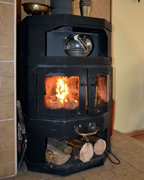 Koza o mocy 9 kW ma komorę wyłożoną szamotem, a w drzwiczkach żaroodporne szyby. Na obudowie jest pólka na czajnik z herbatą