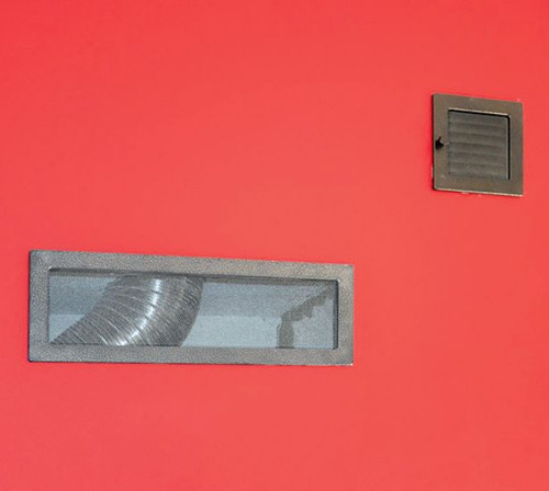 Kratki wentylacyjne w obudowie kominka