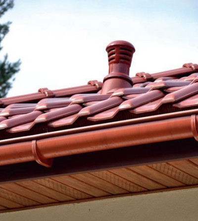 Dachowy kominek wentylacyjny nad kuchnią