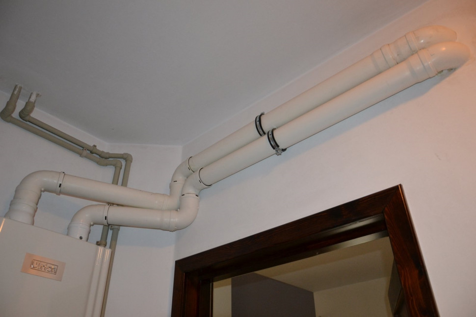 Rozprowadzenie rur od kondensacyjnego kotła gazowego do prefabrykowanego komina spalinowego