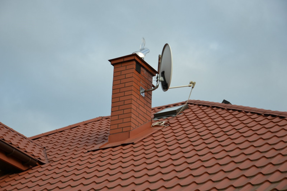 Prefabrykowane ceramiczne kominy nad połacią dachu obudowano płytkami klinkierowymi