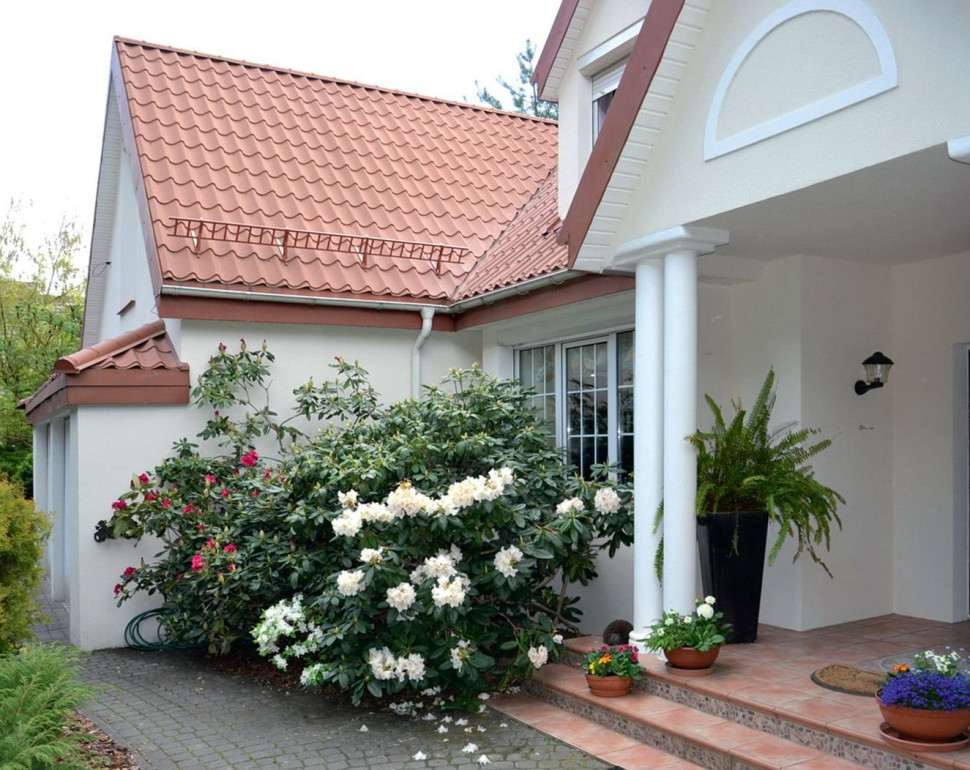 Dwie kolumny przy wejściu do domu, tzw. kanadyjczyka