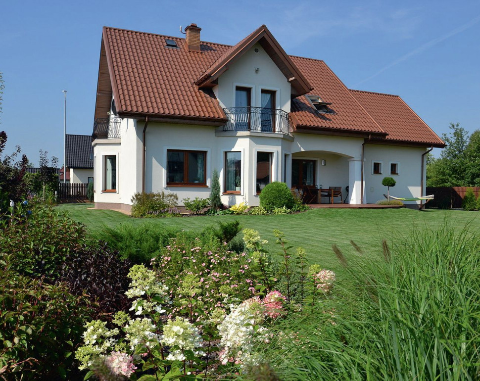 Tylna elewacja, taras i rozległy ogród