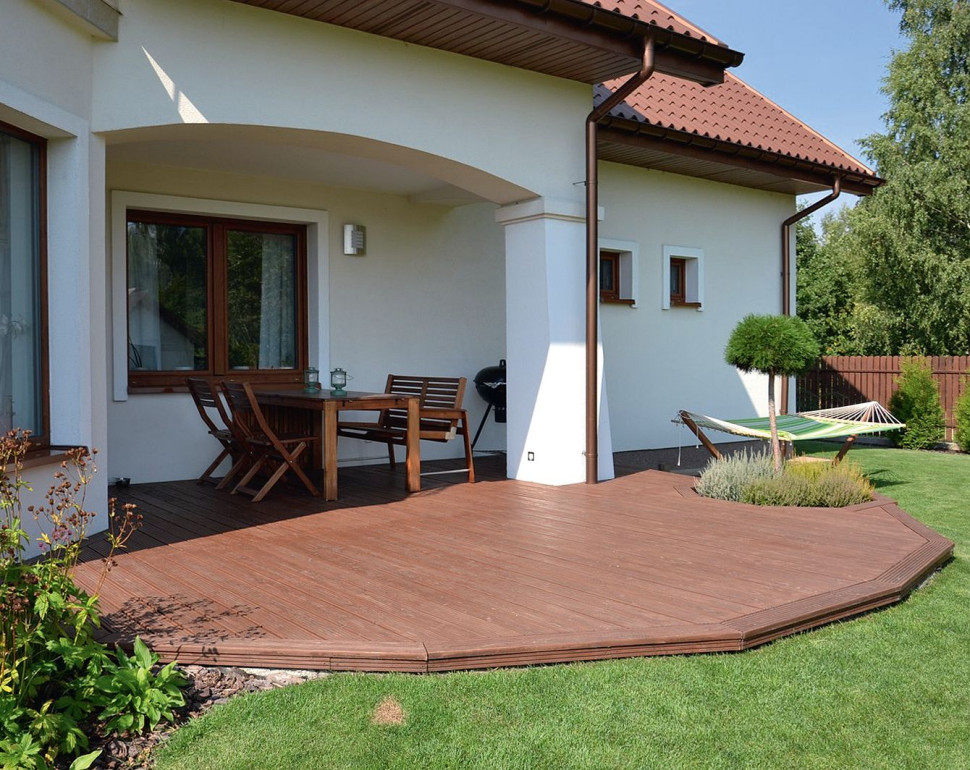 Taras wykończony ryflowanymi deskami z modrzewia syberyjskiego