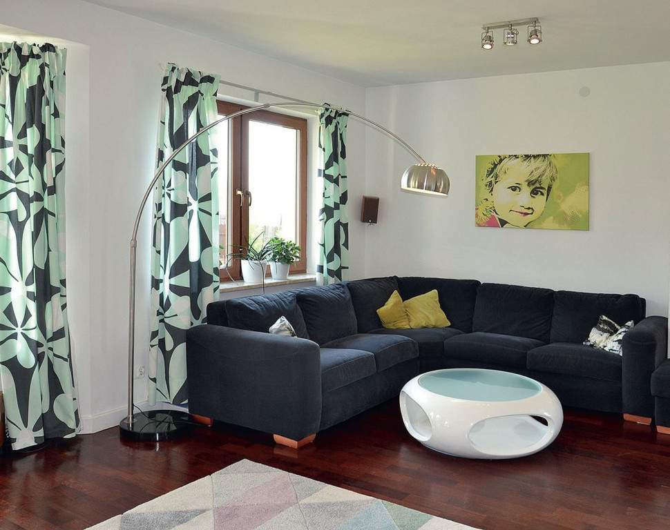 W salonie ułożono parkiet z drewna merbau