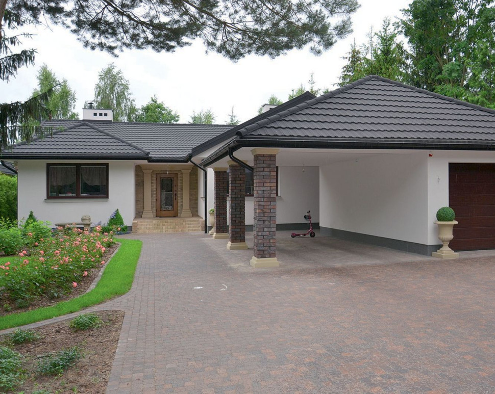 Słupy, podpierające dach nad wiatą garażową