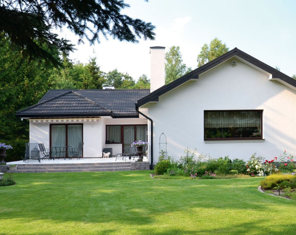 Panoramiczne okno w salonie - widok z ogrodu