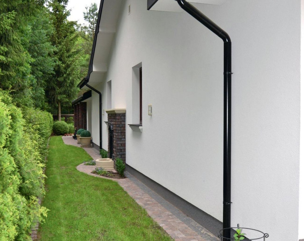 Kran ogrodowy z dekoracyjną oprawą z cegły klinkierowej i piaskowca, imitujący źródełko ścienne