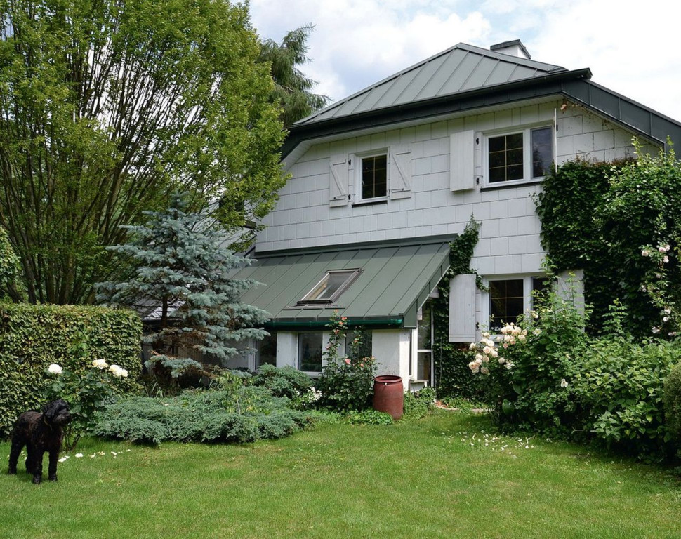 Jednowarstwowe ściany wzniesiono z lekkich pustaków gipsowych, na zewnątrz pomalowano preparatem Ahydrosil oraz farbą silikonową