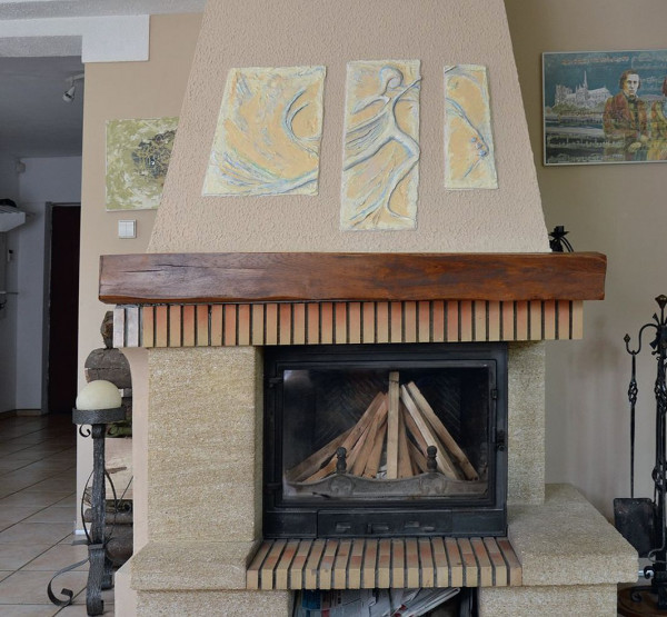 Zamknięty wkład kominkowy w salonie o mocy 12 kW