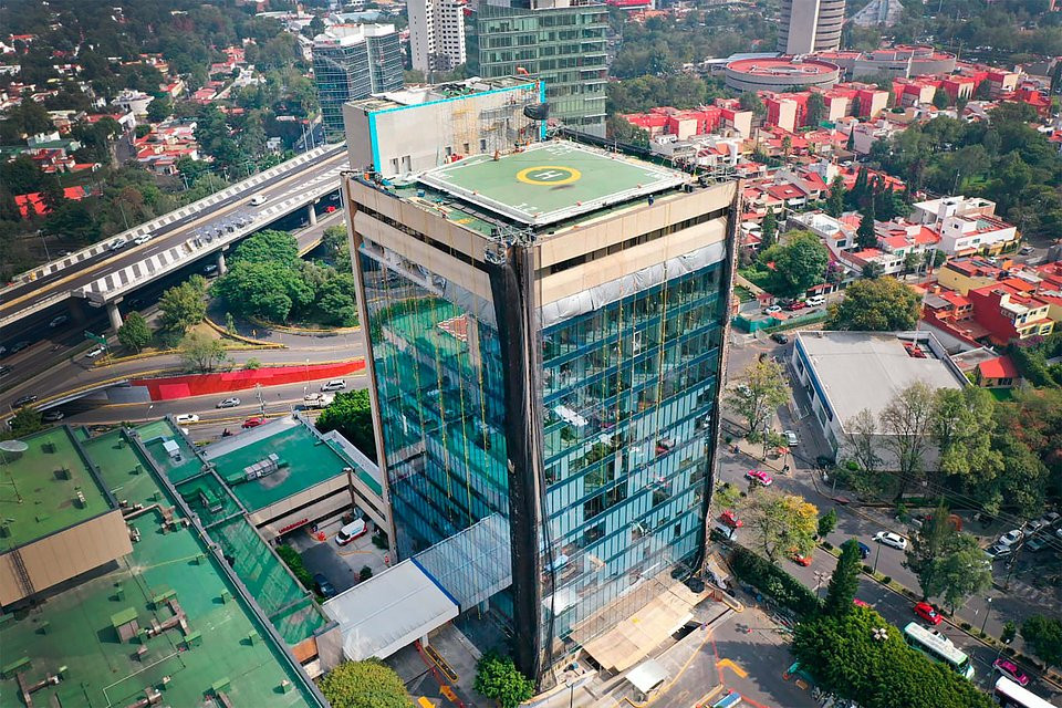 Fasada meksykańskiego szpitala wykonana jest z wielkopowierzchniowego szkła przetworzonego i okładziny aluminiowej