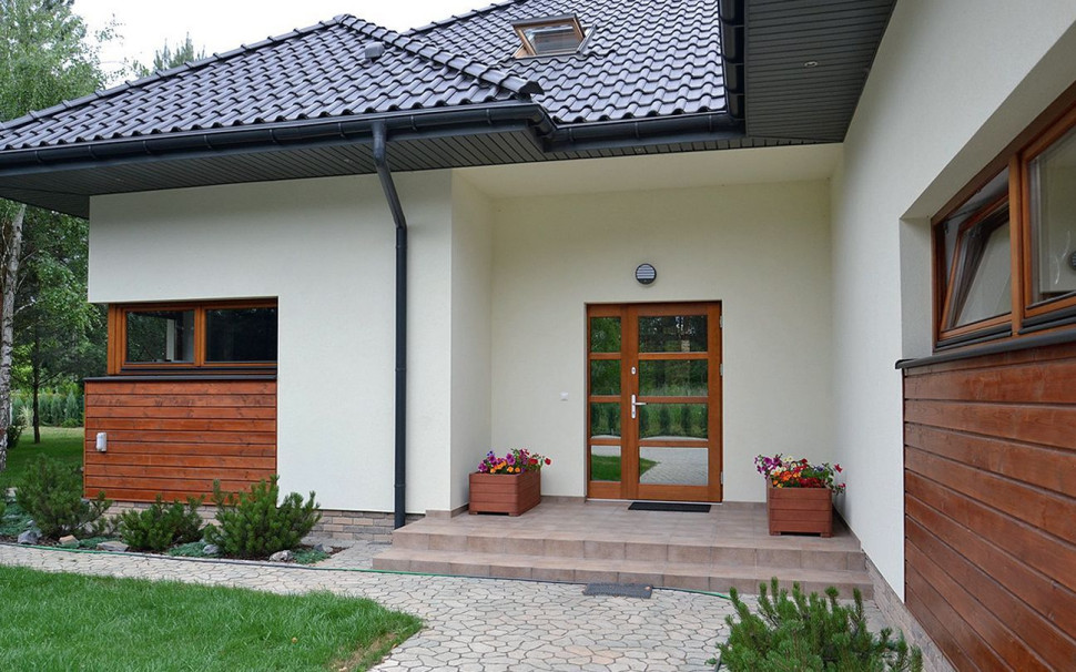 Przeszklone drzwi wejściowe zaopatrzono w szyby lustrzane