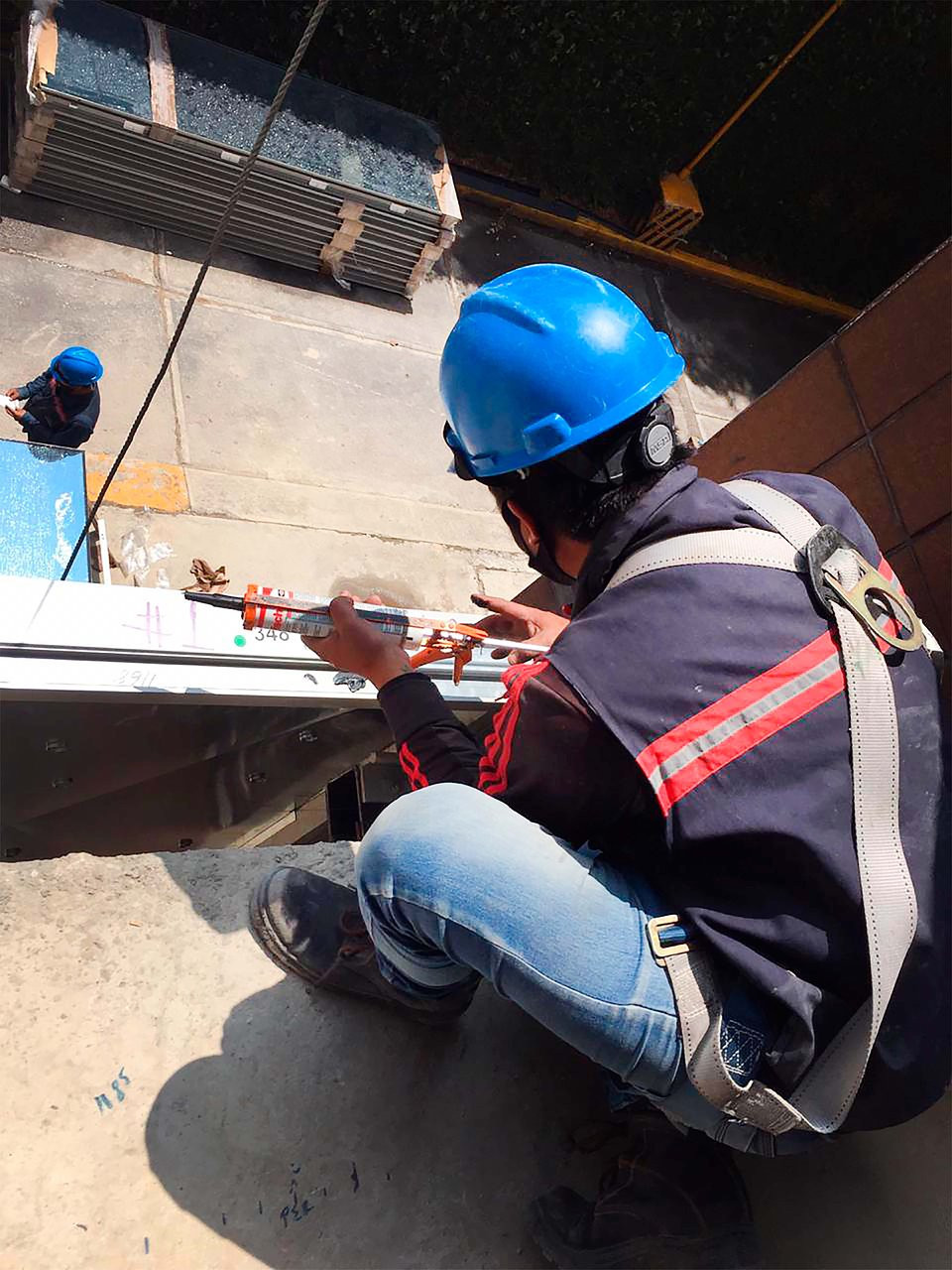 Budowa fasady szpitala w El Pedregal