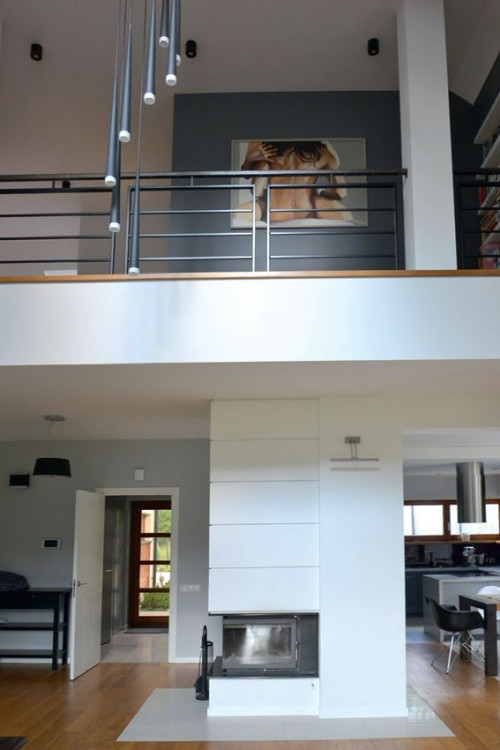 Antresola ozdabiająca otwartą strefę reprezentacyjną oraz kominek z narożną szybą