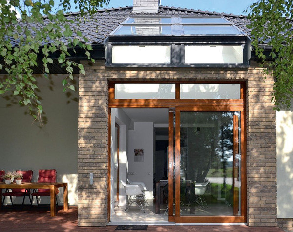 Efektowne przeszklenie w jadalni, imitujące ogród zimowy