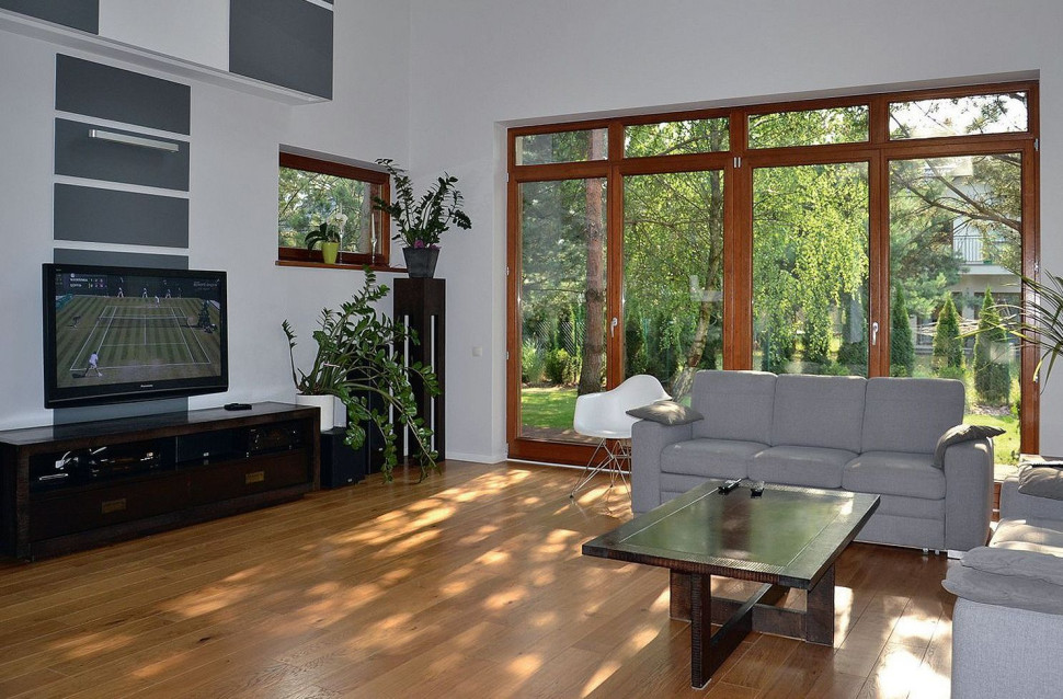 Salon od strony zachodniej otoczony jest dużymi oknami tarasowymi